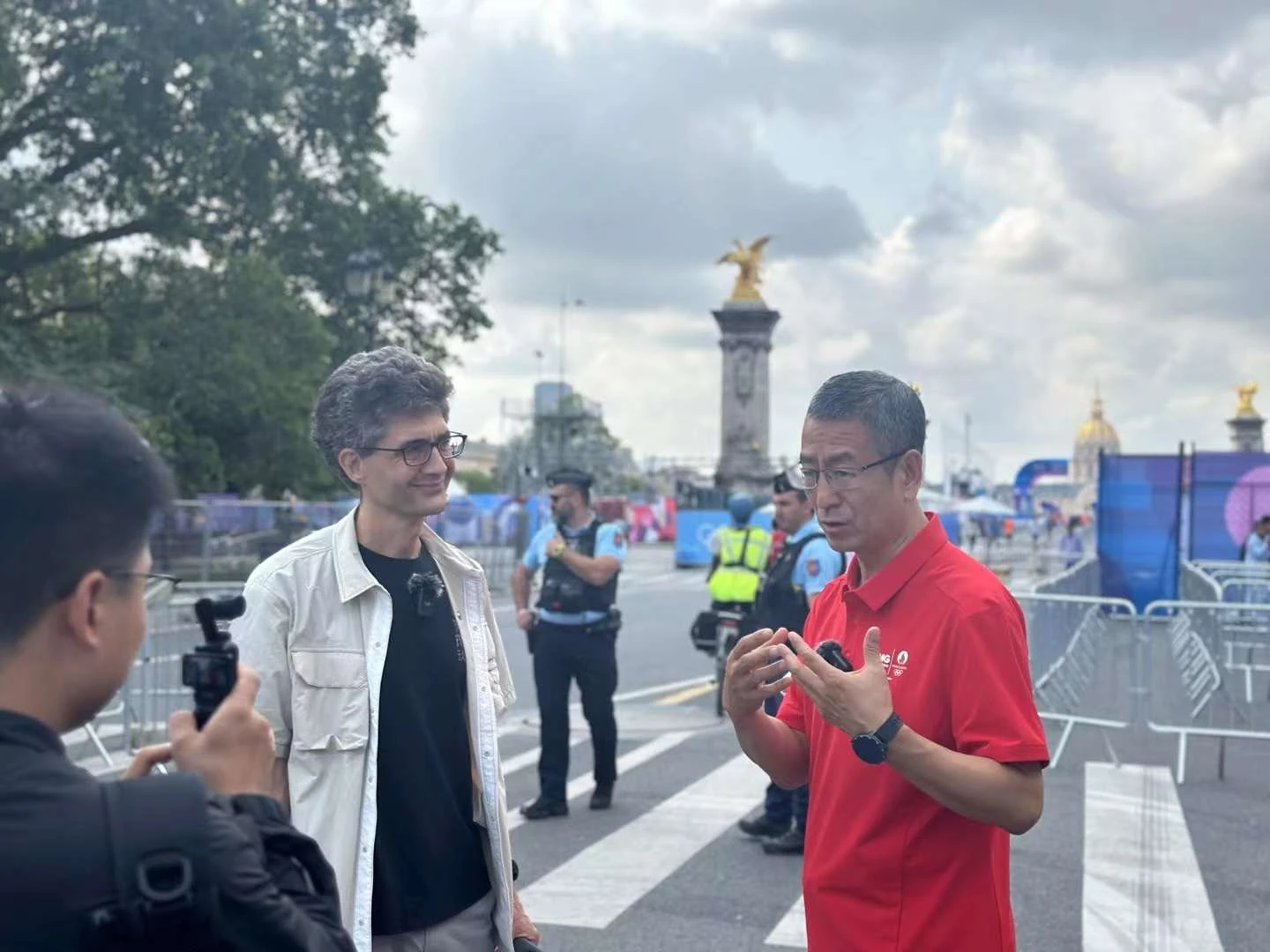 巴黎奥运会期间，拍摄白岩松与老路交流的现场